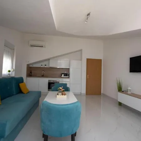 Tomi - With Sea View 5 * Trogir